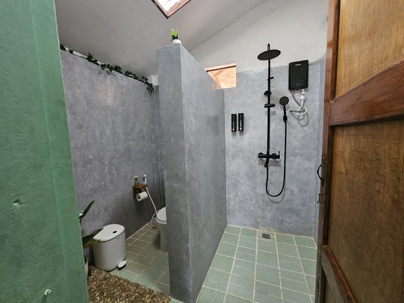 Private shower and toilet compartment
